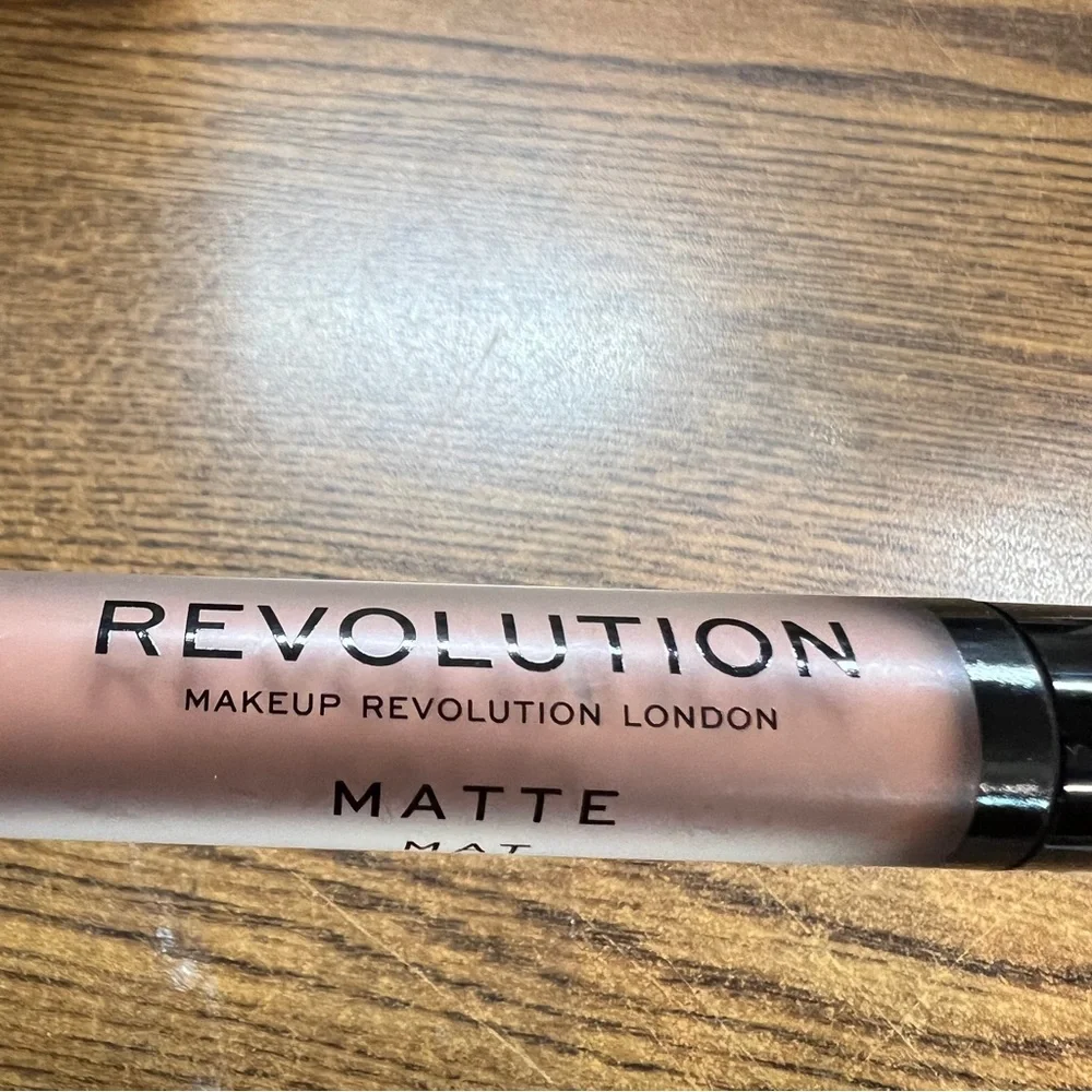 Revolution Matte “Matte Head Turner #121” Lip